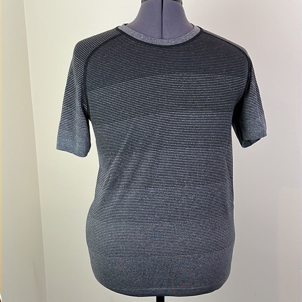 LULULEMON Men's Metal Vent Tech Short Sleeve Tee Gray w/Black Stripes S EUC